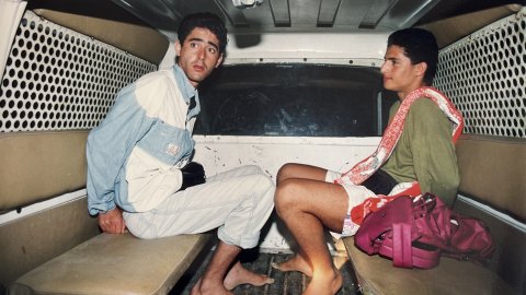 La Policia Local de Calella deté dos ciutadans d'origen magribí durant una patrulla una nit d'estiu per la platja, acusats de cometre robatoris. Revista Repòrter de l'Alt Maresme. Anys 90. Foto: Saül Gordillo (Repòrter)