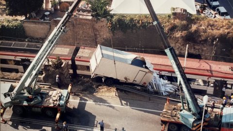Accident d'un camió que cau a la via del tren des de la carretera N-II a Arenys de Mar. Revista Repòrter de l'Alt Maresme. Anys 90. Foto: Saül Gordillo (Repòrter)