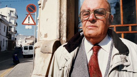 L'alcalde de Canet de Mar, Josep Rovira (CiU), a la confluència de les rieres Sant Domènech i Gavarra, dies després d'una rierada que es va endur una persona que va resultar víctima mortal. Revista Repòrter de l'Alt Maresme. Anys 90. Foto: Saül Gordillo (Repòrter)