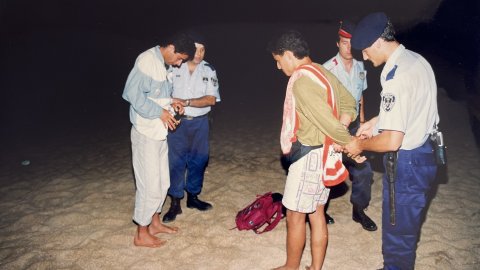 La Policia Local de Calella deté dos ciutadans d'origen magribí durant una patrulla una nit d'estiu per la platja, acusats de cometre robatoris. Revista Repòrter de l'Alt Maresme. Anys 90. Foto: Saül Gordillo (Repòrter)