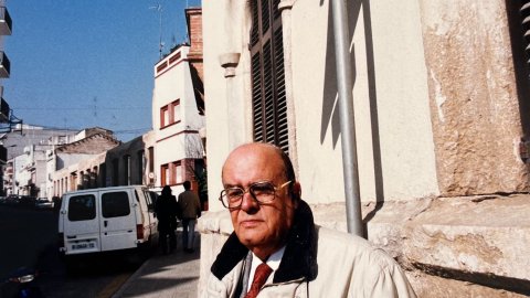 L'alcalde de Canet de Mar, Josep Rovira (CiU), a la confluència de les rieres Sant Domènech i Gavarra, dies després d'una rierada que es va endur una persona que va resultar víctima mortal. Revista Repòrter de l'Alt Maresme. Anys 90. Foto: Saül Gordillo (Repòrter)