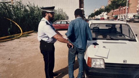 Patrulla de la Policia Local de Pineda de Mar al barri del Poblenou en una campanya per intentar reduir el tràfic de drogues després de les queixes veïnals. Revista Repòrter de l'Alt Maresme. Anys 90. Foto: Saül Gordillo (Repòrter)