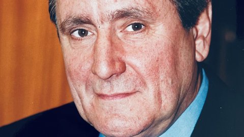 L'alcalde de Pineda de Mar, Salvador Llorens (CiU), al jardí de casa seva. Revista Repòrter de l'Alt Maresme. Anys 90. Foto: Saül Gordillo (Repòrter)