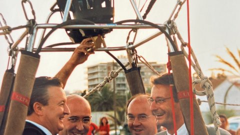 L'alcalde de Calella, Josep Basart (ERC), i l'alcalde de Pineda de Mar, Joan Morell (CiU), amb l'empresari Miquel Tur, de Termotur, pugen a un globus aerostàtic en una activitat de l'empresa de Calella. Revista Repòrter de l'Alt Maresme. Anys 90. Foto: Saül Gordillo (Repòrter)