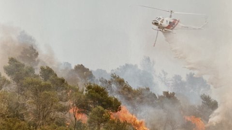 Tasques d'extinció d'un helicòpter dels bombers de l'incendi forestal a Hortsavinyà, entre els termes municipals de Calella i Tordera. Revista Repòrter de l'Alt Maresme. Anys 90. Foto: Saül Gordillo (Repòrter)