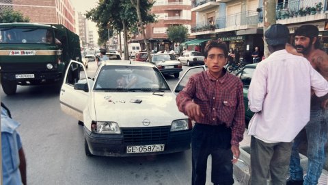 Patrulla de la Policia Local de Pineda de Mar al barri del Poblenou en una campanya per intentar reduir el tràfic de drogues després de les queixes veïnals. Revista Repòrter de l'Alt Maresme. Anys 90. Foto: Saül Gordillo (Repòrter)