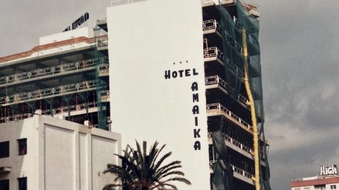 Obres de rehabilitació i millora de l'Hotel Amaika, de Calella. Revista Repòrter de l'Alt Maresme. Anys 90. Foto: Saül Gordillo (Repòrter)