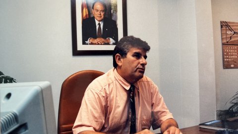 L'alcalde de Calella i president del Consell Comarcal del Maresme, Joaquim Rey (CiU), al despatx de l'ens comarcal, a Mataró. Revista Repòrter de l'Alt Maresme. Anys 90. Foto: Saül Gordillo (Repòrter)