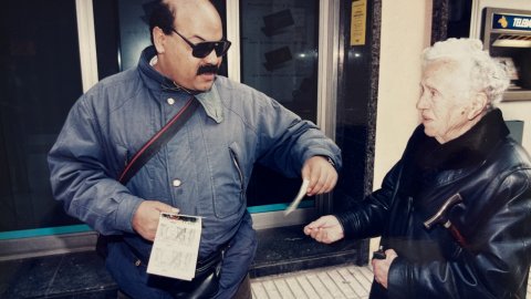 Venedor de cupons de l'ONCE del carrer Església de Calella que va repartir un premi multimilionari. Revista Repòrter de l'Alt Maresme. Anys 90. Foto: Saül Gordillo (Repòrter)