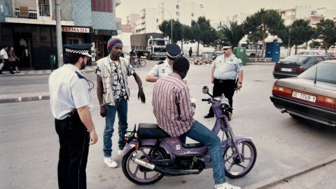 Patrulla de la Policia Local de Pineda de Mar al barri del Poblenou en una campanya per intentar reduir el tràfic de drogues després de les queixes veïnals. Revista Repòrter de l'Alt Maresme. Anys 90. Foto: Saül Gordillo (Repòrter)