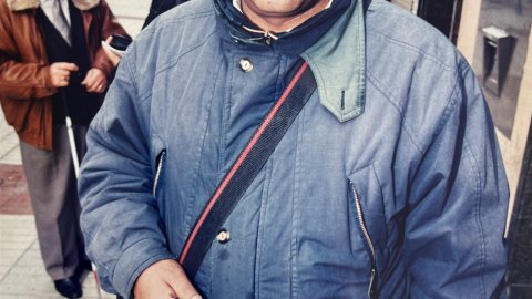 Venedor de cupons de l'ONCE del carrer Església de Calella que va repartir un premi multimilionari. Revista Repòrter de l'Alt Maresme. Anys 90. Foto: Saül Gordillo (Repòrter)