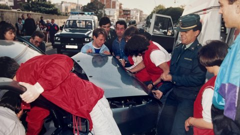 Accident de trànsit a la carretera N-II a Calella, davant de la caserna de la Guàrdia Civil. Revista Repòrter de l'Alt Maresme. Anys 90. Foto: Saül Gordillo (Repòrter)