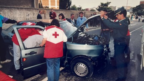 Accident de trànsit a la carretera N-II a Calella, davant de la caserna de la Guàrdia Civil. Revista Repòrter de l'Alt Maresme. Anys 90. Foto: Saül Gordillo (Repòrter)