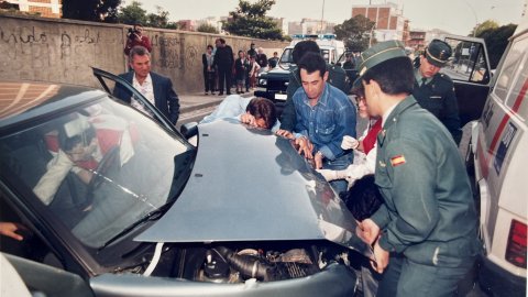 Accident de trànsit a la carretera N-II a Calella, davant de la caserna de la Guàrdia Civil. Revista Repòrter de l'Alt Maresme. Anys 90. Foto: Saül Gordillo (Repòrter)