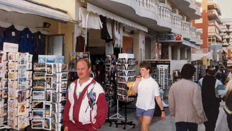 Passeig marítim de Malgrat de Mar, amb turistes. Revista Repòrter de l'Alt Maresme. Anys 90. Foto: Saül Gordillo (Repòrter)