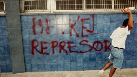 Manifestant fent una pintada davant de la fàbrica Henkel. Malgrat de Mar. Revista Repòrter de l'Alt Maresme. Anys 90. Foto: Saül Gordillo (Repòrter)