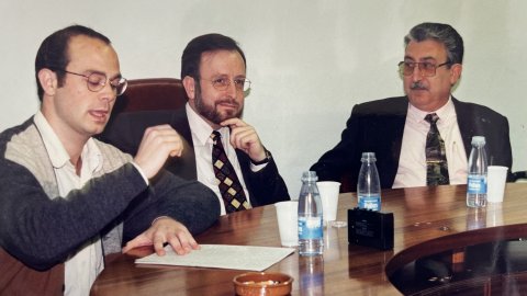 El secretari general d'ERC Àngel Colom, en un acte a Canet de Mar, amb el regidor Llorenç Ramírez. Revista Repòrter de l'Alt Maresme. Anys 90. Foto: Saül Gordillo (Repòrter)