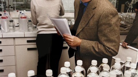 Un notari supervisa els resultats d'unes anàlisis de l'aigua de la conca de la Tordera en un laboratori. Revista Repòrter de l'Alt Maresme. Anys 90. Foto: Saül Gordillo (Repòrter)