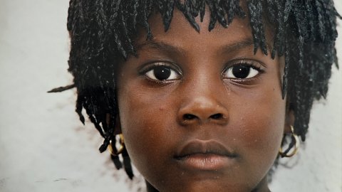 Retrat d'una nena de Calella per a un reportatge sobre la immigració africana a l'Alt Maresme. Revista Repòrter de l'Alt Maresme. Anys 90. Foto: Saül Gordillo (Repòrter)