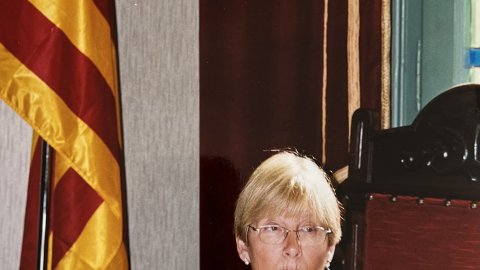 L'alcaldessa de Canet de Mar Ibis Puig després de guanyar la moció de censura contra Francesc Garcia Pujadas. Revista Repòrter de l'Alt Maresme. Anys 90. Foto: Saül Gordillo (Repòrter)