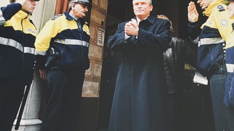 L'alcalde de Canet de Mar Francesc Garcia Pujadas (CiU) surt de l'Ajuntament després de ser desbancat de l'alcaldia per una moció de censura. Revista Repòrter de l'Alt Maresme. Anys 90. Foto: Saül Gordillo (Repòrter)
