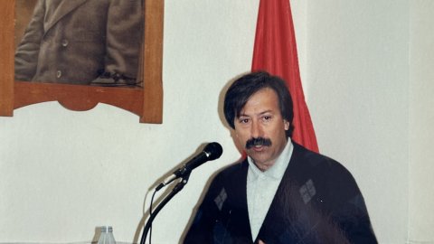 El primer secretari del PSC de la federació del Maresme i diputat al Parlament de Catalunya, Josep Clofent, en un acte socialista a la seu del partit de la plaça de les Tereses de Mataró. Anys 90. Foto: Saül Gordillo (Repòrter)