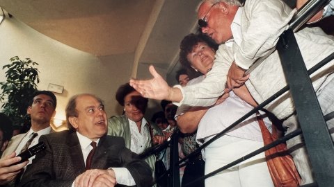 El president de la Generalitat de Catalunya, Jordi Pujol i Soley, conversa en alemany amb uns turistes alemanys que s'allotgen a l'Hotel Promenade de Pineda de Mar. Anys 90. Foto: Saül Gordillo (Repòrter)