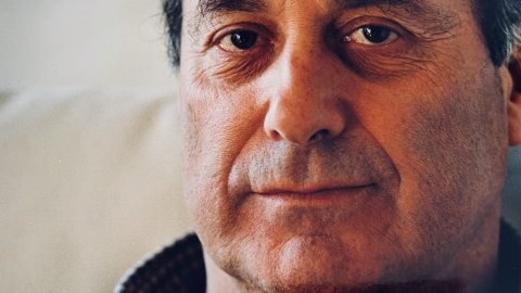 El secretari general del Partit Comunista d'Espanya i candidat d'Izquierda Unida a la presidència del govern espanyol, Francesc Frutos, al seu domicili de Calella. Revista Repòrter de l'Alt Maresme. Anys 90. Foto: Saül Gordillo (Repòrter)