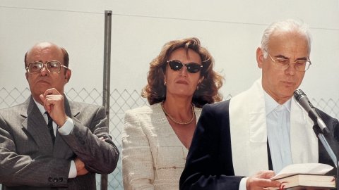 L'alcalde de Canet de Mar, Josep Rovira (CiU), amb la consellera de Governació, Maria Eugènia Cuenca (CiU), i el mossèn de la població en un acte institucional davant la via del tren i el passeig marítim. Anys 90. Foto: Saül Gordillo (Repòrter)