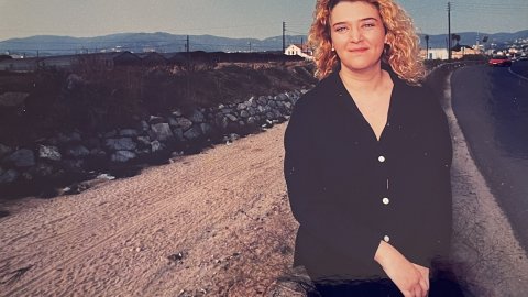 La soprano de Vilassar de Mar Rosa Mateu i Sacristan, víctima d'una rierada a la riera de Cabrils. Revista Repòrter de l'Alt Maresme. Anys 90. Foto: Saül Gordillo (Repòrter)