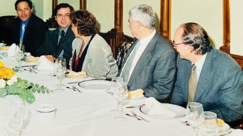 El president del PSC i cap de l'oposició al Parlament, Pasqual Maragall, es reuneix amb empresaris hotelers de Calella en un dinar al restaurant El Hogar Gallego. Calella, 9 de novembre de 2000. Foto: Saül Gordillo (Repòrter)