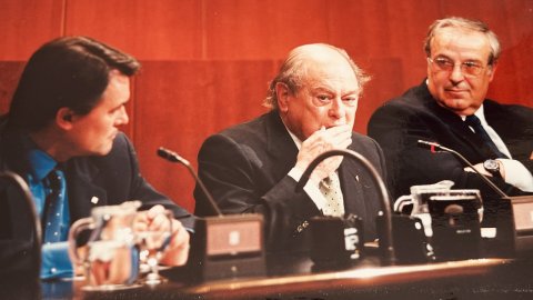 Roda de premsa que l'Associació Catalana de la Premsa Comarcal amb el president de la Generalitat, Jordi Pujol, acompanyat del conseller en cap, Artur Mas. Barcelona. 11 de juny de 2001. Foto: Saül Gordillo