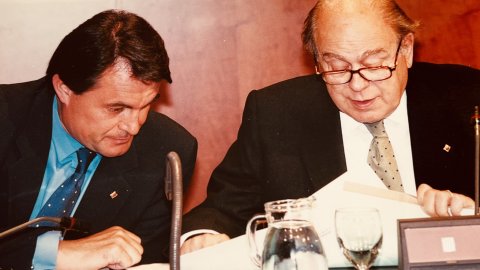 Roda de premsa que l'Associació Catalana de la Premsa Comarcal amb el president de la Generalitat, Jordi Pujol, acompanyat del conseller en cap, Artur Mas. Barcelona. 11 de juny de 2001. Foto: Saül Gordillo 