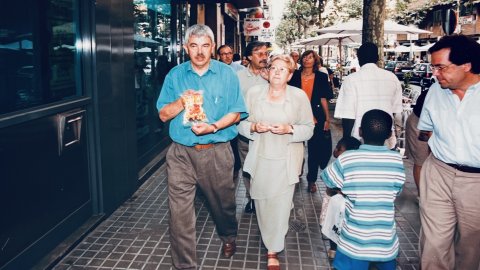 El president del PSC i cap de l'oposició al Parlament, Pasqual Maragall, visita Caldes d'Estrac i Premià de Mar acompanyat dels alcaldes Joan Rangel i Maria Jesús Fanego, i del diputat Josep Clofent. Caldes d'Estrac. Foto: Saül Gordillo (Repòrter)