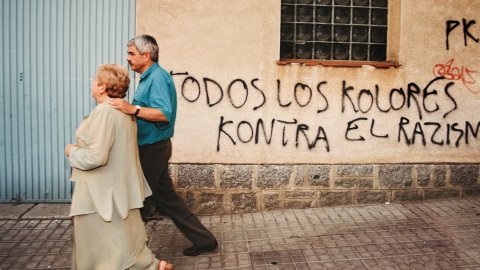 El president del PSC i cap de l'oposició al Parlament, Pasqual Maragall, visita Caldes d'Estrac i Premià de Mar acompanyat dels alcaldes Joan Rangel i Maria Jesús Fanego, i del diputat Josep Clofent. Caldes d'Estrac. Foto: Saül Gordillo (Repòrter)