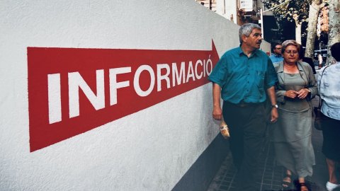 El president del PSC i cap de l'oposició al Parlament, Pasqual Maragall, visita Caldes d'Estrac i Premià de Mar acompanyat dels alcaldes Joan Rangel i Maria Jesús Fanego, i del diputat Josep Clofent. Caldes d'Estrac. Foto: Saül Gordillo (Repòrter)