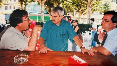El president del PSC i cap de l'oposició al Parlament, Pasqual Maragall, visita Caldes d'Estrac i Premià de Mar acompanyat dels alcaldes Joan Rangel i Maria Jesús Fanego, i del diputat Josep Clofent. Caldes d'Estrac. Foto: Saül Gordillo (Repòrter)