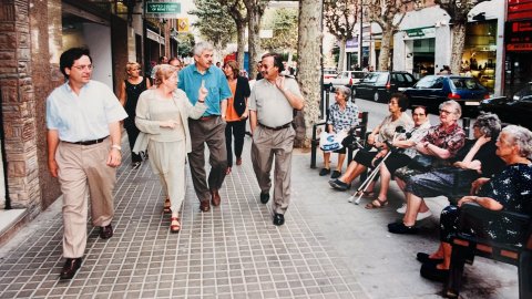 El president del PSC i cap de l'oposició al Parlament, Pasqual Maragall, visita Caldes d'Estrac i Premià de Mar acompanyat dels alcaldes Joan Rangel i Maria Jesús Fanego, i del diputat Josep Clofent. Caldes d'Estrac. Foto: Saül Gordillo (Repòrter)