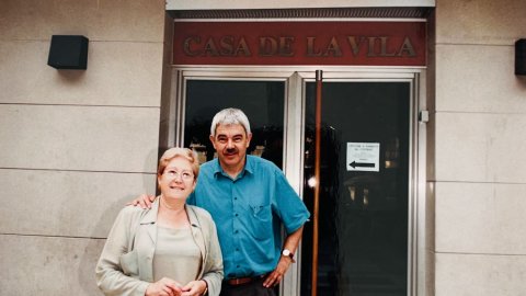 El president del PSC i cap de l'oposició al Parlament, Pasqual Maragall, visita Caldes d'Estrac i Premià de Mar acompanyat dels alcaldes Joan Rangel i Maria Jesús Fanego, i del diputat Josep Clofent. Caldes d'Estrac. Foto: Saül Gordillo (Repòrter)