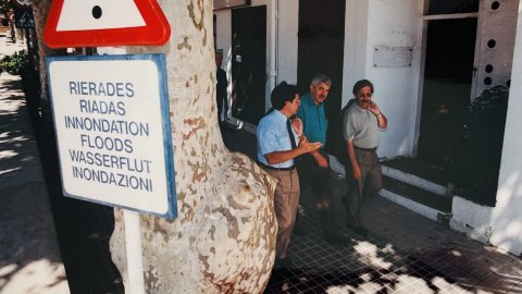 El president del PSC i cap de l'oposició al Parlament, Pasqual Maragall, visita Caldes d'Estrac i Premià de Mar acompanyat dels alcaldes Joan Rangel i Maria Jesús Fanego, i del diputat Josep Clofent. Caldes d'Estrac. Foto: Saül Gordillo (Repòrter)