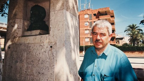 El president del PSC i cap de l'oposició al Parlament, Pasqual Maragall, visita Caldes d'Estrac i Premià de Mar acompanyat dels alcaldes Joan Rangel i Maria Jesús Fanego, i del diputat Josep Clofent. Caldes d'Estrac. Foto: Saül Gordillo (Repòrter)