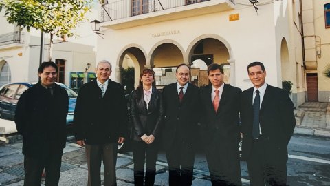 Alícia Sánchez-Camacho, Alberto Fernández Díaz i Víctor Ros donen suport als regidors del PP de Pineda Norbert Peláez i Antonio Carmona, expulsats del govern per l'alcalde Salvador Llorens (CiU). 1998. Foto: Saül Gordillo (Repòrter)
