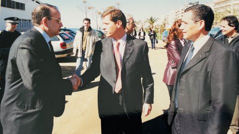 Alícia Sánchez-Camacho, Alberto Fernández Díaz i Víctor Ros donen suport als regidors del PP de Pineda Norbert Peláez i Antonio Carmona, expulsats del govern per l'alcalde Salvador Llorens (CiU). 1998. Foto: Saül Gordillo (Repòrter)