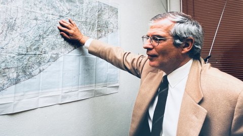L'exministre socialista Josep Borrell, aspirant a candidat del PSOE a les eleccions generals. Mataró. Arenys de Mar. Novembre de 1997. Foto: Saül Gordillo (Repòrter)