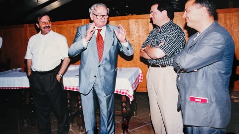 Acte d'incorporació de l'alcalde de Palafolls, Valentí Agustí, al PSC, celebrat a Sant Genís de Palafolls, amb el president del Parlament de Catalunya i del PSC, Joan Reventós. 16 de juliol de 1998. Foto: Saül Gordillo (Repòrter)