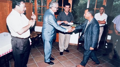 Acte d'incorporació de l'alcalde de Palafolls, Valentí Agustí, al PSC, celebrat a Sant Genís de Palafolls, amb el president del Parlament de Catalunya i del PSC, Joan Reventós. 16 de juliol de 1998. Foto: Saül Gordillo (Repòrter)