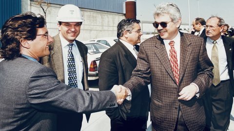Pasqual Maragall, cap de l'oposició al Parlament de Catalunya i exalcalde socialista de Barcelona, visita la planta incineradora i la biblioteca Pompeu Fabra. Mataró. 3 d'abril de 1997. Foto: Saül Gordillo (Repòrter)