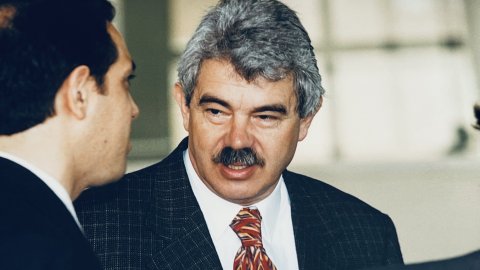 Pasqual Maragall, cap de l'oposició al Parlament de Catalunya i exalcalde socialista de Barcelona, visita la planta incineradora i la biblioteca Pompeu Fabra. Mataró. 3 d'abril de 1997. Foto: Saül Gordillo (Repòrter)