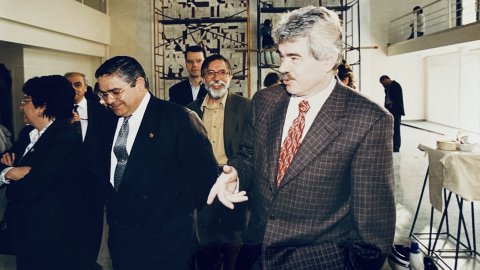 Pasqual Maragall, cap de l'oposició al Parlament de Catalunya i exalcalde socialista de Barcelona, visita la planta incineradora i la biblioteca Pompeu Fabra. Mataró. 3 d'abril de 1997. Foto: Saül Gordillo (Repòrter)