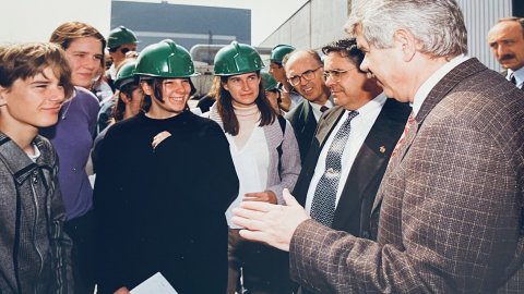 Pasqual Maragall, cap de l'oposició al Parlament de Catalunya i exalcalde socialista de Barcelona, visita la planta incineradora i la biblioteca Pompeu Fabra. Mataró. 3 d'abril de 1997. Foto: Saül Gordillo (Repòrter)
